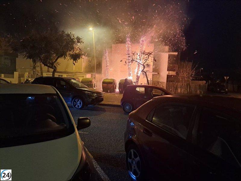 Incendio de contenedores en Ibiza causa daños a vehículos, árboles y fachadas de edificios