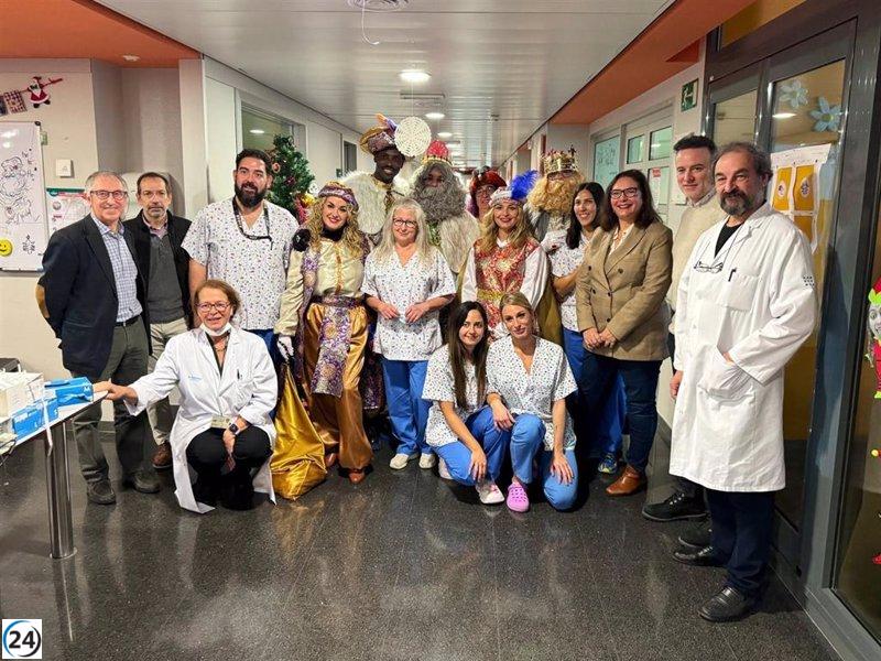 García acompaña a los Reyes Magos en su visita al hospital de Son Espases