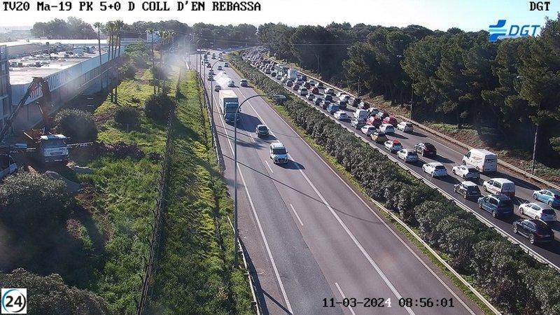 Dos choques múltiples provocan largas retenciones en la autopista de Llevant con siete coches involucrados.