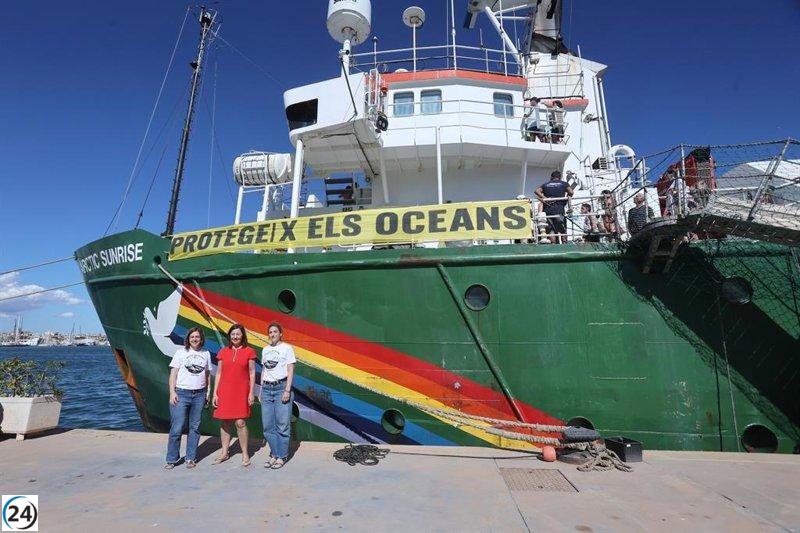 Armengol destaca la importancia de preservar el mar durante su visita al Arctic Sunrise de Green Peace