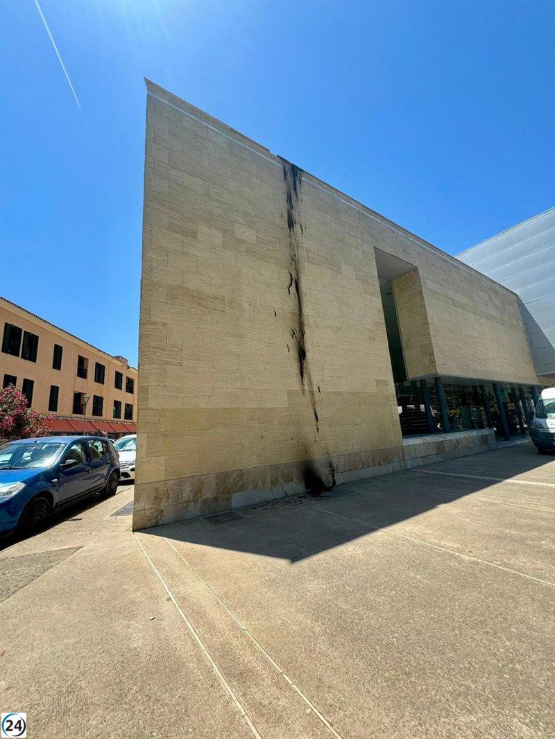 : Ataque homofóbico en el Auditori de Alcúdia: queman la bandera LGTBI.
