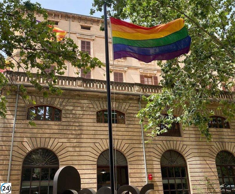 La bandera LGTBI ondea en los edificios del Consell de Mallorca