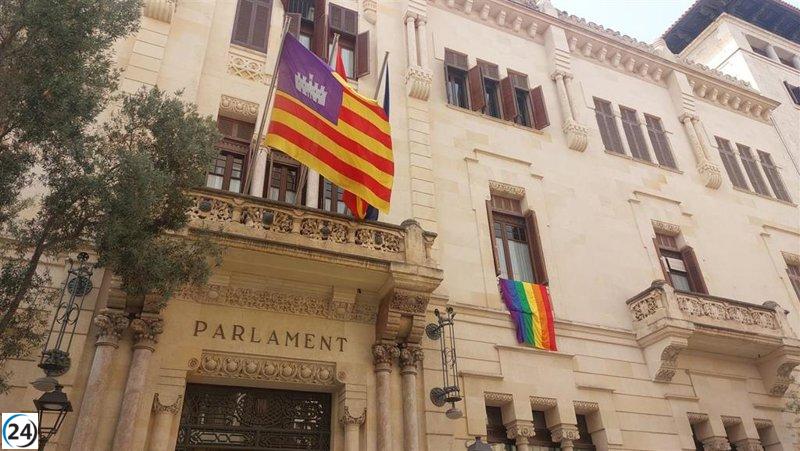Vox demanda la retirada de la bandera LGTBI del Parlament ante los tribunales.