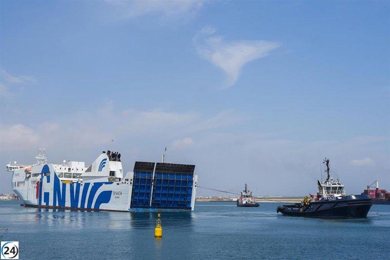 El barco Tenacia llega al Puerto de València para ser inspeccionado por Capitanía Marítima tras incendio.