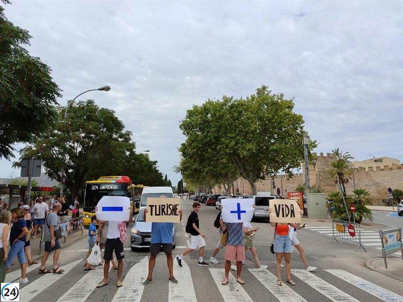 'Menos turismo, más vida': protesta corta la avenida principal de Alcúdia por saturación turística.