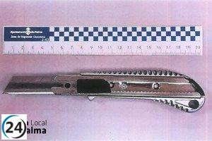 Joven detenido por amenazar con un cúter a su pareja y una amiga en Palma queda en libertad bajo cargos.