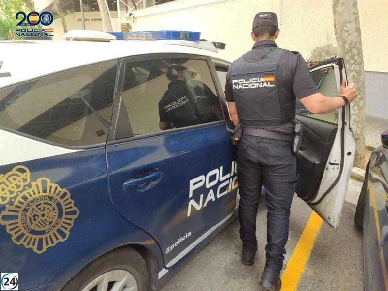 Dos mujeres son arrestadas en Palma por agredir a un hombre y robarle una cadena.