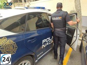 Dos mujeres son arrestadas en Palma por agredir a un hombre y robarle una cadena.