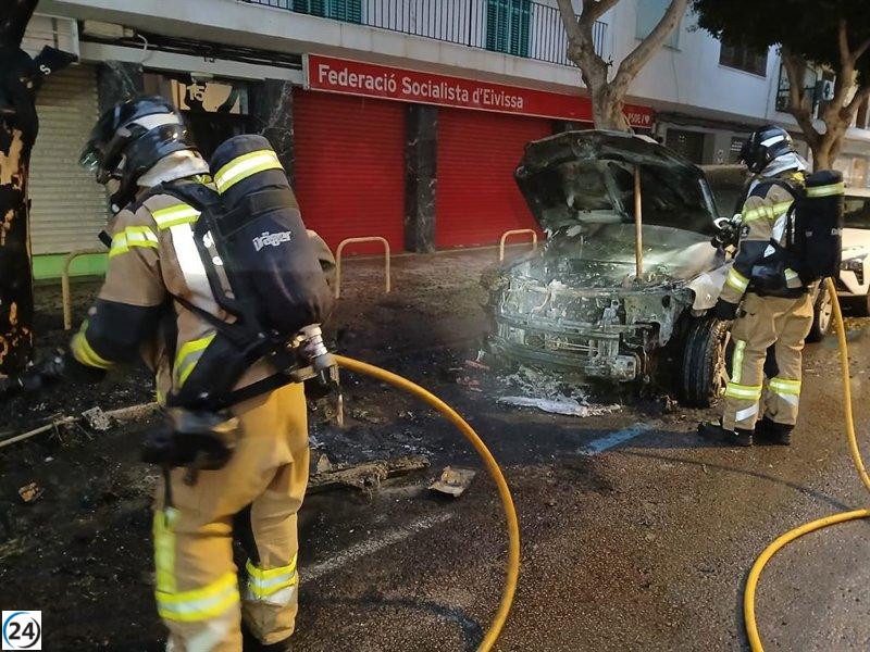Dos vehículos y un edificio resultan dañados por incendio en Ibiza.