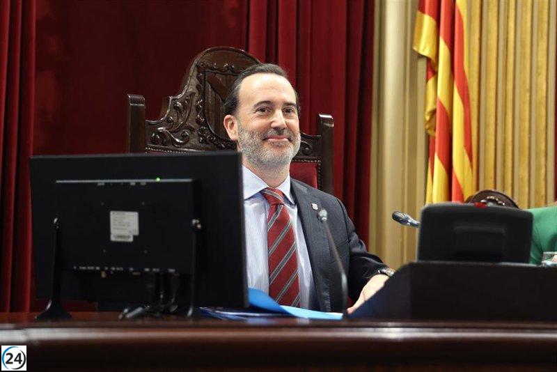 Parlament reprime a Le Senne por impugnar el despliegue de la bandera LGTBI en el Día del Orgullo.