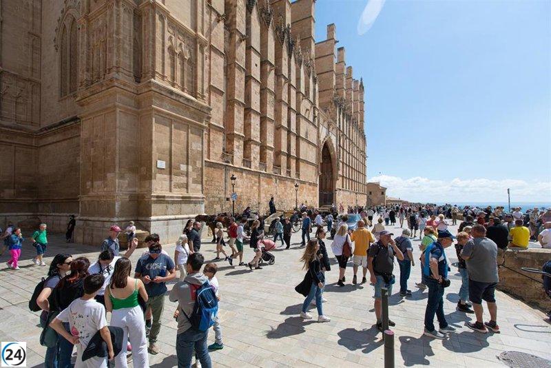 El turismo en Baleares disminuirá drásticamente en verano debido al cambio climático, según expertos.