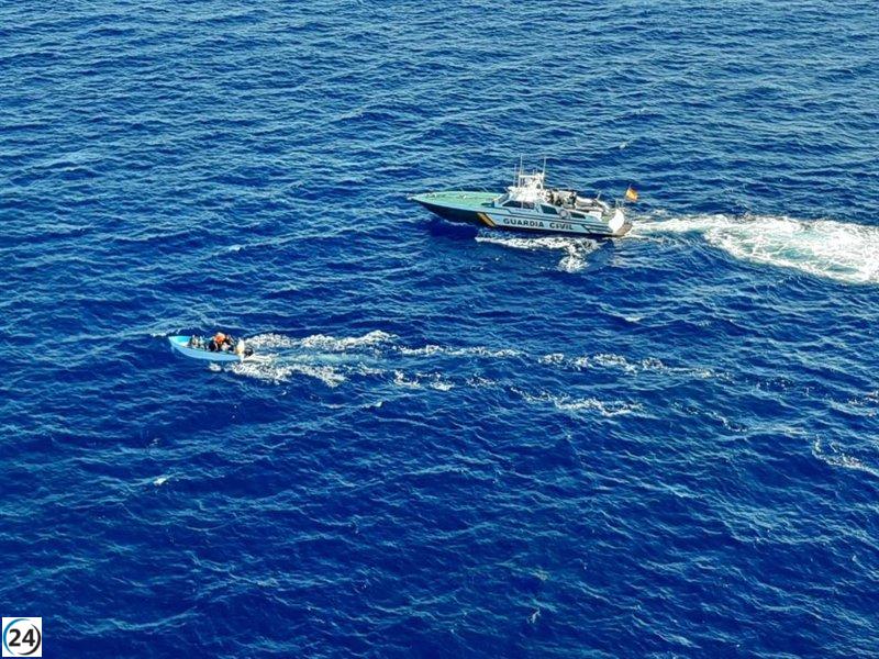 Operativo salva a 23 migrantes de una embarcación en el este de Formentera.