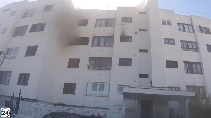 Una persona resulta intoxicada en incendio de un edificio en Sant Antoni de Portmany.
