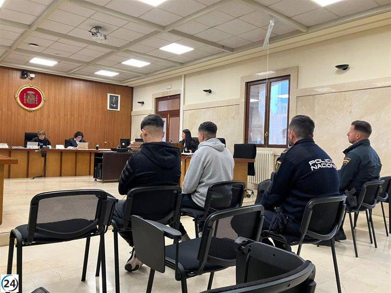 Acusados de guiar una patera a Formentera, dos jóvenes afirman que compartieron el mando con otros migrantes.