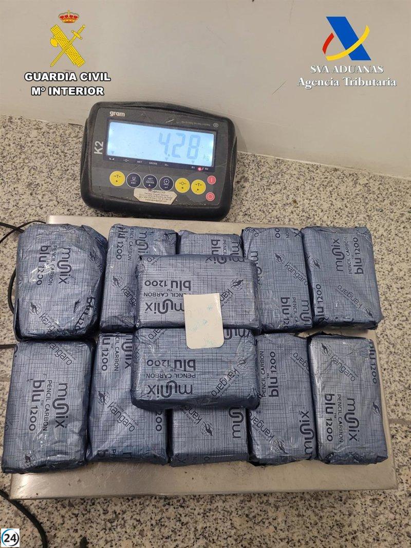 Joven arrestado en el aeropuerto de Palma enfrenta prisión por narcotráfico.