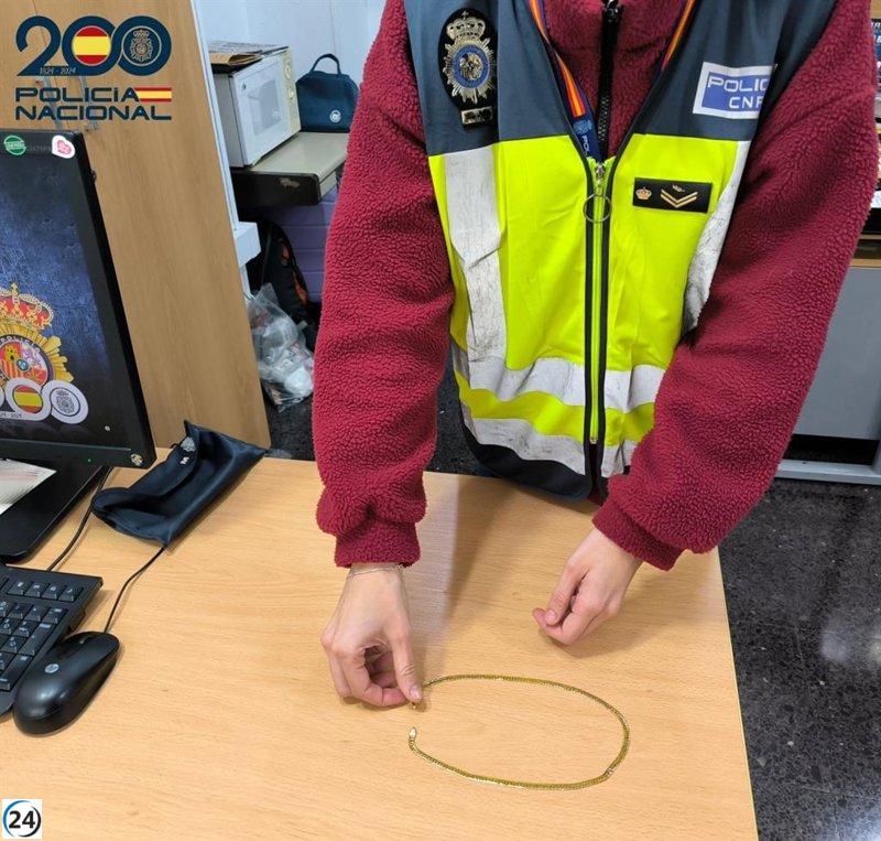 Arrestan a un joven por asaltar a una mujer de 80 años en Palma y robarle una cadena de oro.