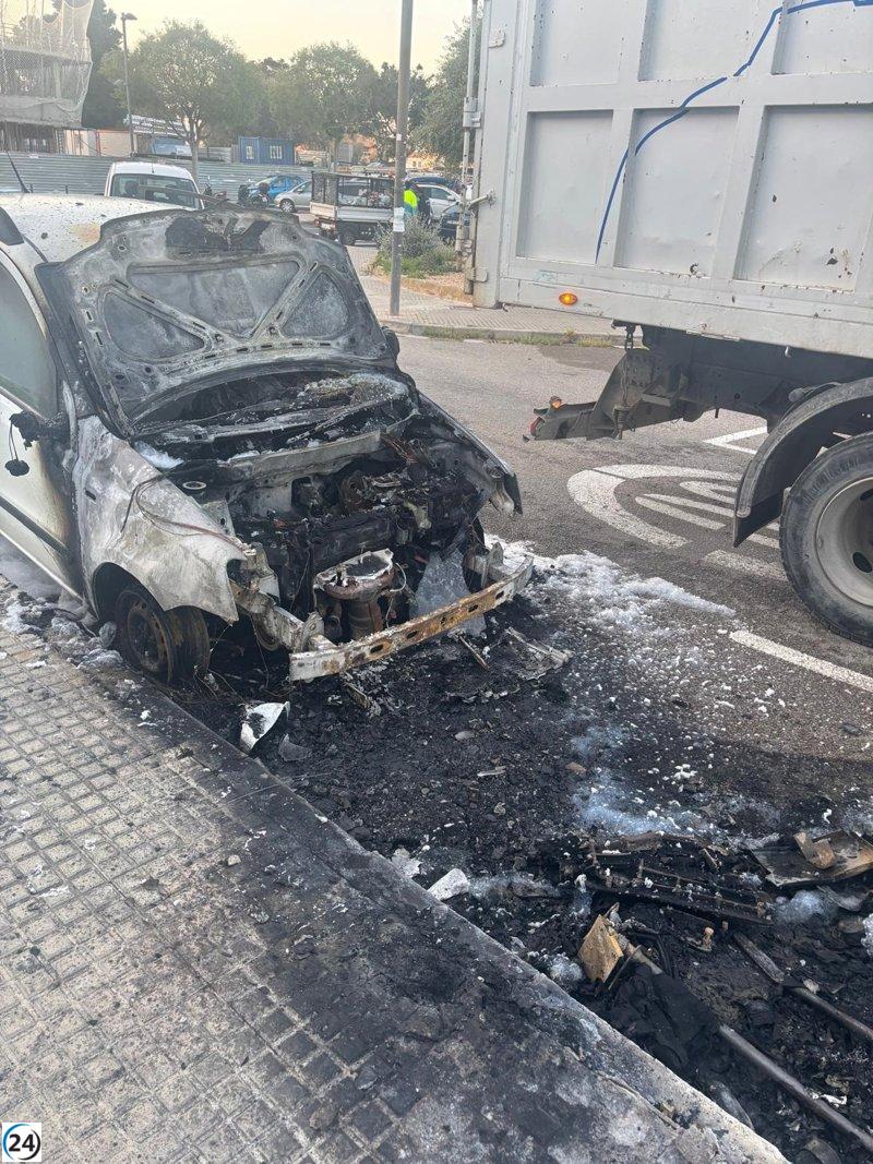 Incendios simultáneos arrasan vehículos y contenedores en Ibiza.