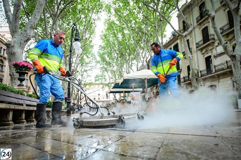 Emaya implementa un innovador sistema de limpieza para eliminar la cera de las procesiones de Semana Santa.
