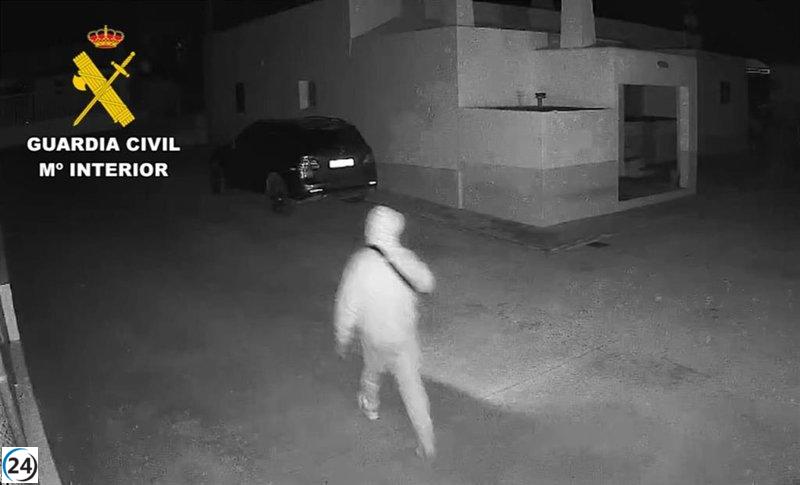 Joven arrestado en Ibiza por múltiples robos en domicilios y un hurto de automóvil.