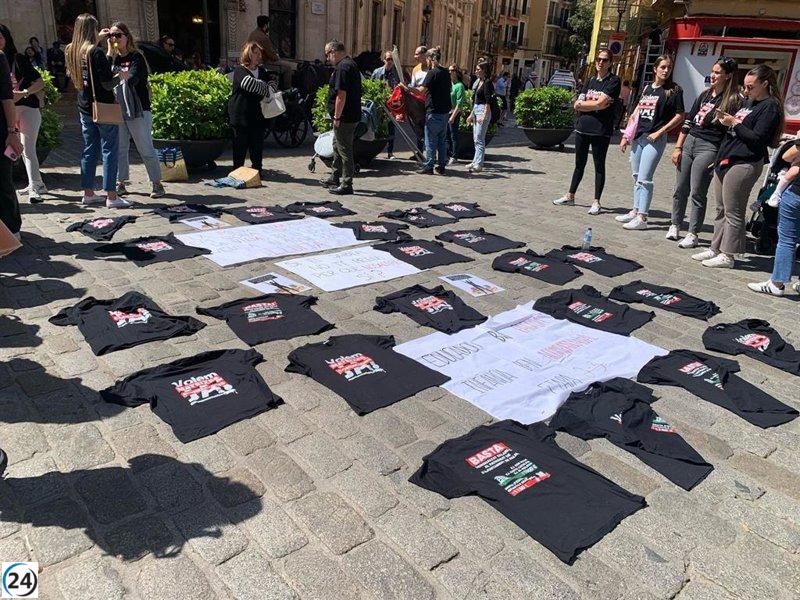 Trabajadoras de las 'escoletes' de Palma se manifiestan ante la espera de respuesta de Cort al Juzgado.