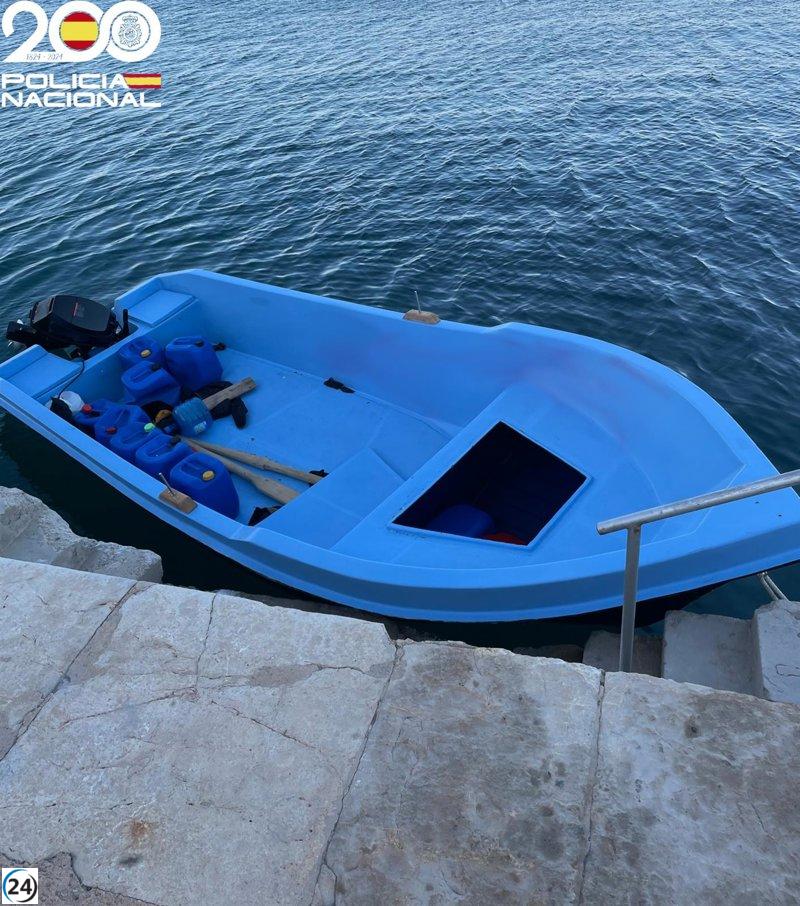 Rescatados 31 migrantes en una patera en el Faro de Ses Salines, Mallorca.