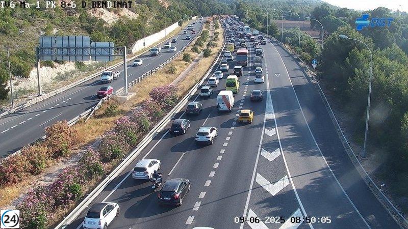 Un saco caído genera una nube de polvo y causa congestión de cinco kilómetros en la autopista de Andratx.