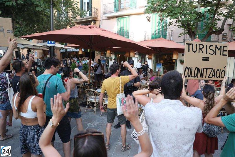 Rechazan el fuerte operativo policial y la identificación de manifestantes en la protesta por la masificación.