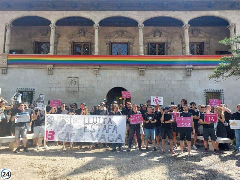 Cincuenta trabajadores exigen ante el Consolat de Mar el acceso efectivo a la plantilla de IB3.