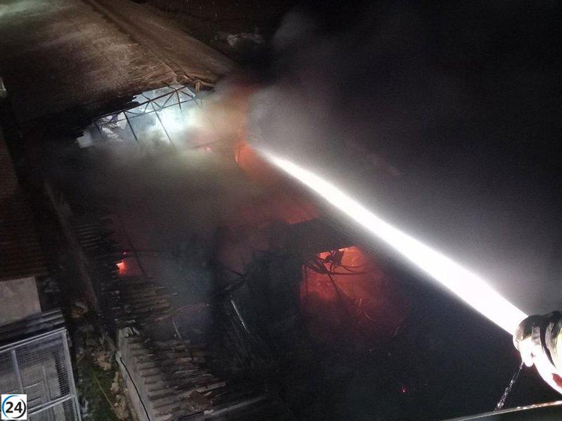 Incendio en antigua nave agrícola de Capdepera causa colapso de techo y afecta a depósito de gasoil.