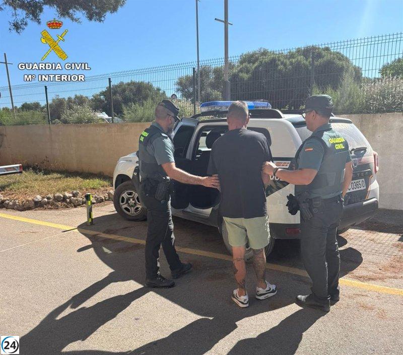 Arrestan a un hombre en Fornells por agredir y amenazar a su jefe con un cuchillo tras su despido.