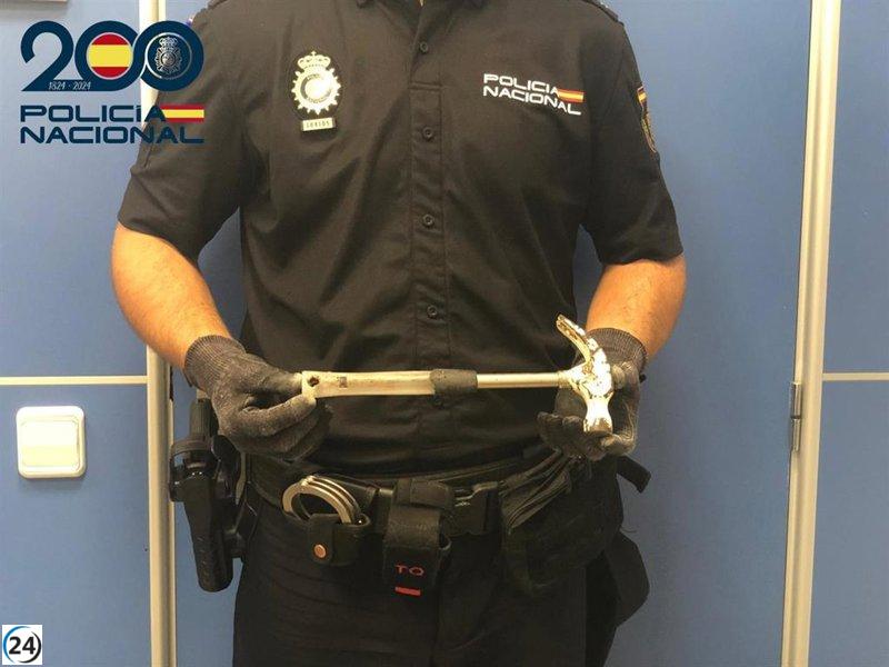 Hombre simula identidad para emboscar y atacar a un conocido con un martillo.