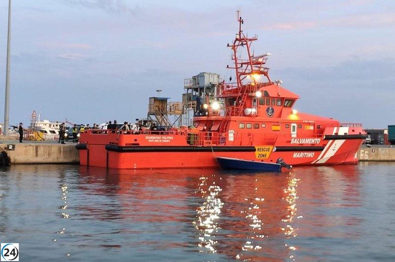 Veinte migrantes rescatados en el mar cerca de Formentera este domingo.
