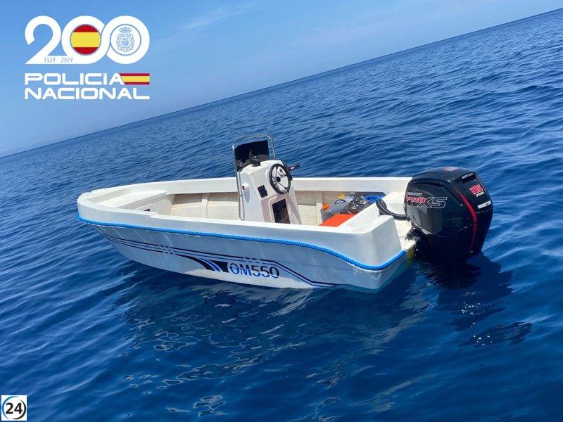Detenidos 27 migrantes al desembarcar en Formentera en una embarcación precaria.