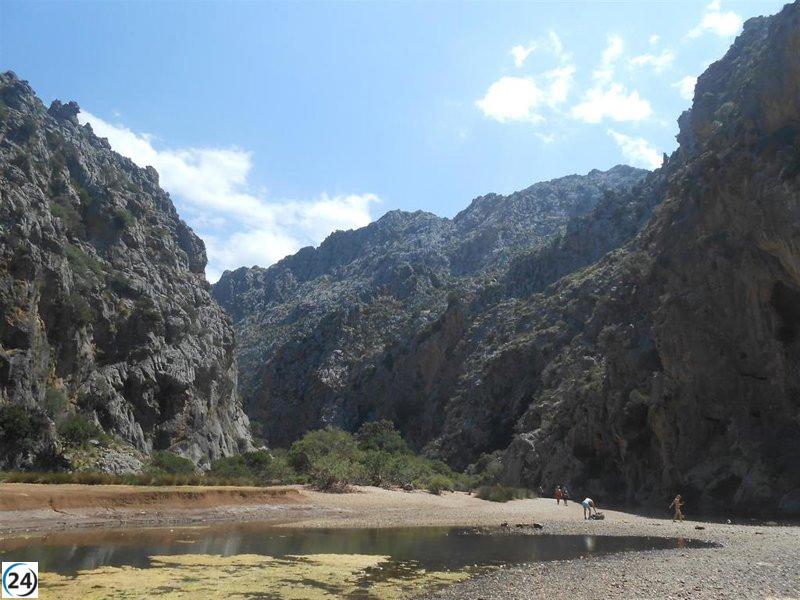 Auxilian a tres adultos y niños en apuro en el Torrent de Pareis.