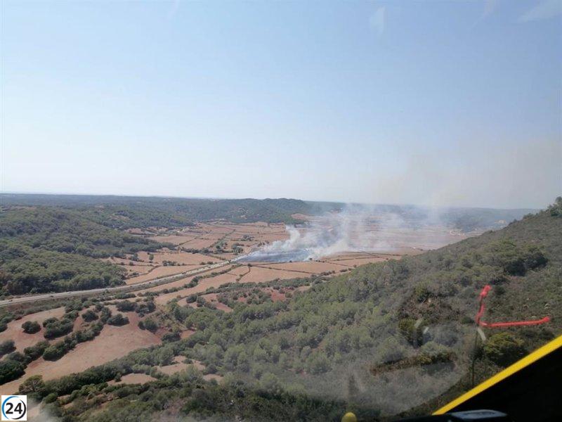 Se reporta incendio en campos de Ferreries, cerca de la vía principal.