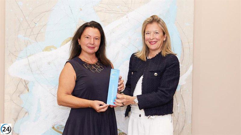 Carolina Quetglas de BQ Hoteles recibe el 'Premio Mujer Empresaria de CaixaBank' en Baleares.