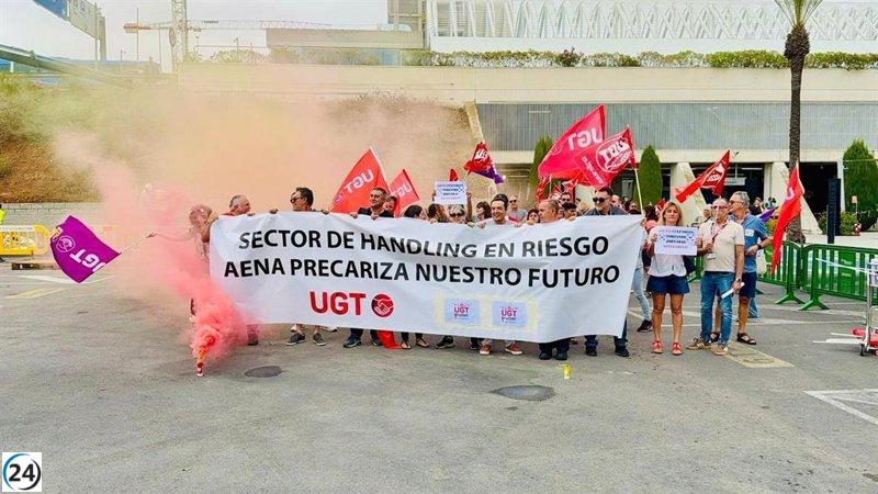 Empleados del sector aéreo se manifiestan en Palma por la falta de respuesta a sus demandas.