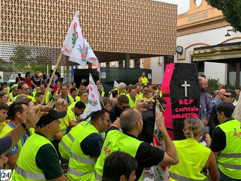 Inicio de la huelga indefinida del TIB con una protesta creativa exigiendo el 'DEP al convenio colectivo'.