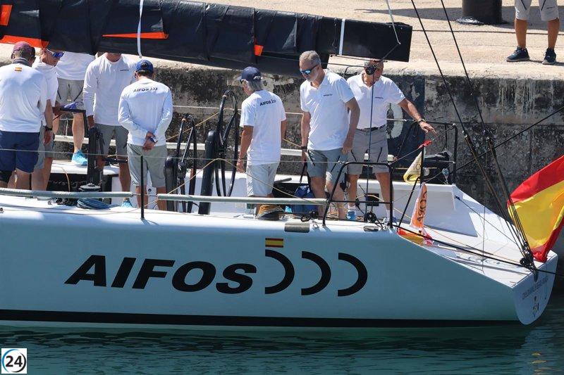 Felipe VI se prepara para la 43ª Copa del Rey MAPFRE a bordo del 'Aifos'.