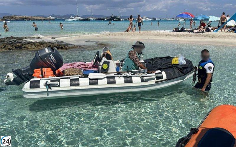 Vendedor ambulante de alcohol desde una lancha en Formentera, objeto de denuncia.