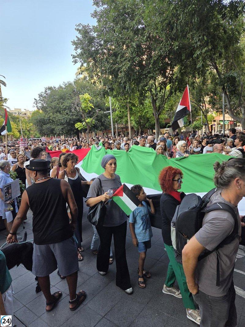 Cientos de miles de ciudadanos se manifiestan en Mallorca exigiendo el cese del genocidio en Palestina.