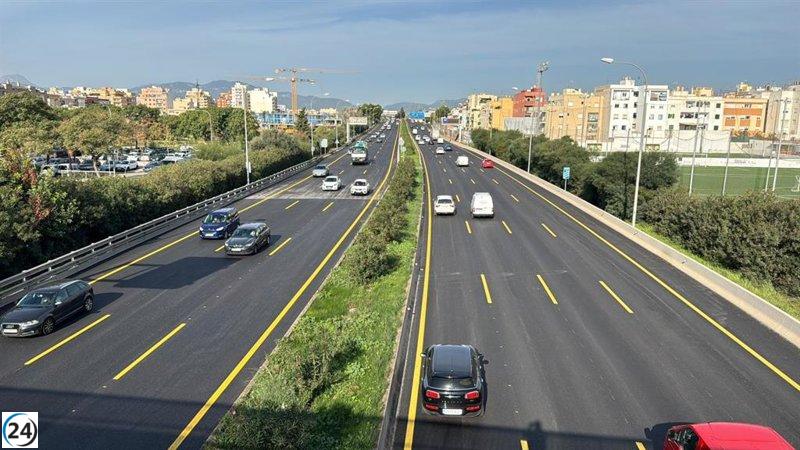 Se reporta un grave accidente de moto en la Vía de Cintura de Palma, vinculado a la rotura de una tubería que causó inundaciones.