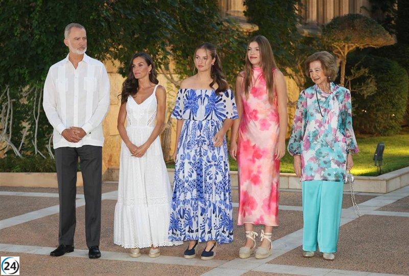 La familia real española se reúne con la sociedad balear en Marivent.
