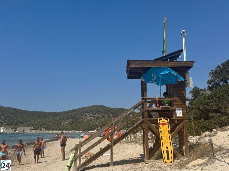 El Govern implementa tecnología inteligente para monitorear la afluencia en la playa de Ses Salines en Ibiza.
