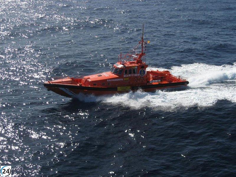 Incendio consume un yate en Illetes, Formentera.