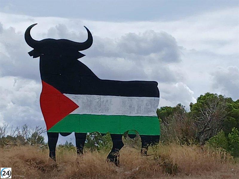El Toro de Osborne en Algaida exhibe una nueva pintura con la bandera palestina.