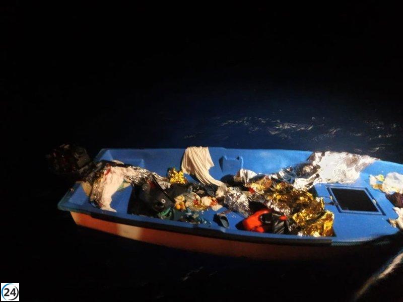 Rescatan a 16 migrantes en una embarcación cerca de Formentera.