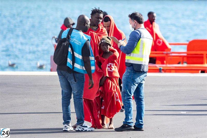 Rescatan a 23 migrantes en una embarcación en aguas del sur de Cabrera.