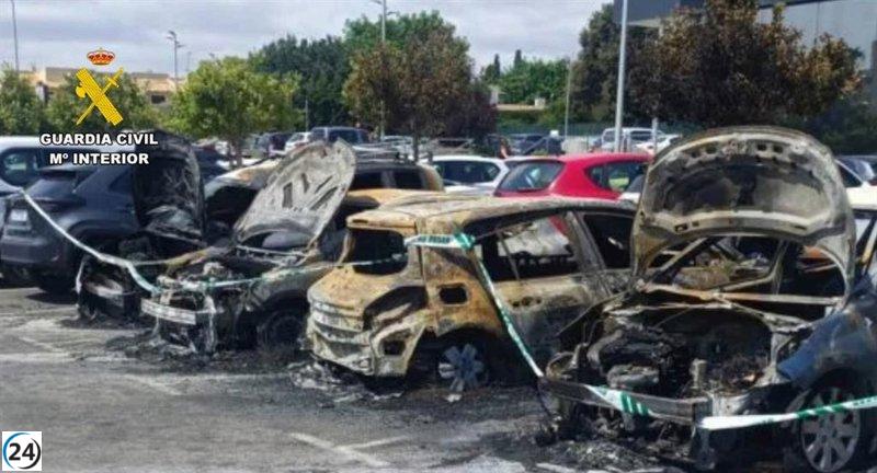 Cuatro arrestados por incendiar diez vehículos en Son Servera, dejando daños de 150.000 euros.