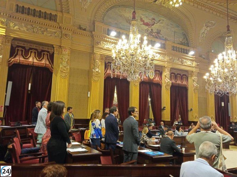 La izquierda inicia el pleno en silencio en apoyo a Gaza, mientras Rodríguez (Vox) golpea la mesa.